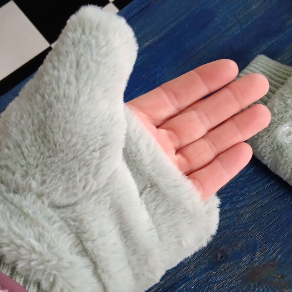 💜 3/$15💜Cozy Gray Green Fleece Lined, Faux Fur Mittens💜 - Picture 4 of 7